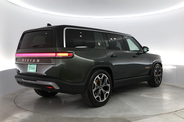 2022 Rivian R1S — photo 2 of 32