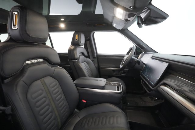 2022 Rivian R1S — photo 19 of 32