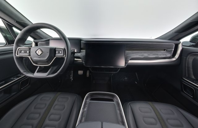 2022 Rivian R1S — photo 15 of 32