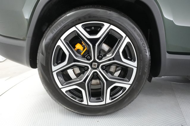 2022 Rivian R1S — photo 14 of 32