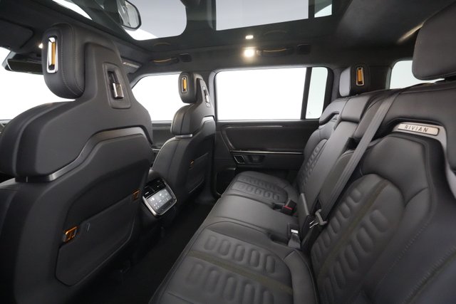 2022 Rivian R1S — photo 18 of 32
