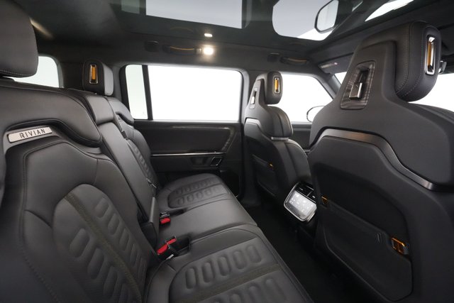 2022 Rivian R1S — photo 20 of 32
