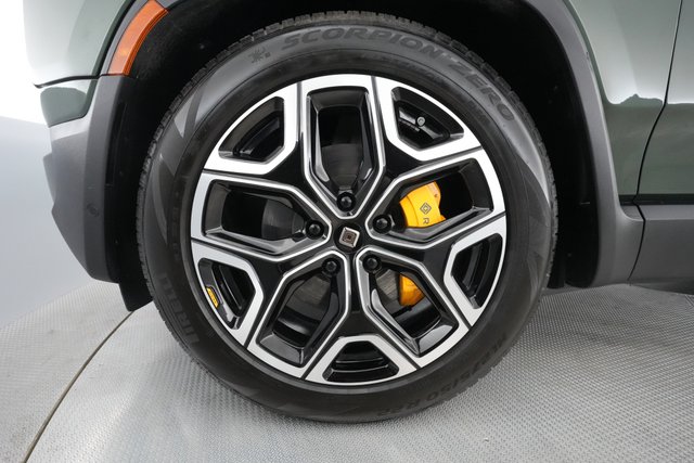 2022 Rivian R1S — photo 11 of 32