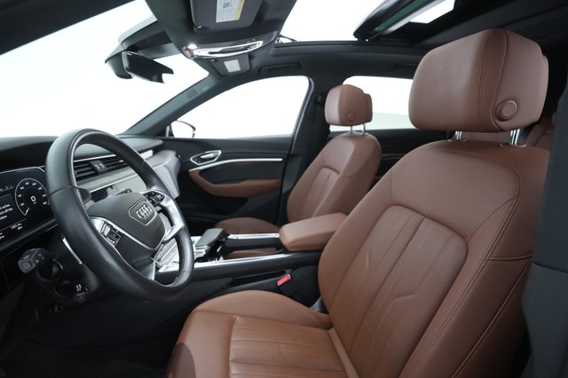 2021 Audi e-tron — photo 17 of 35