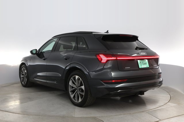 2021 Audi e-tron — photo 11 of 35