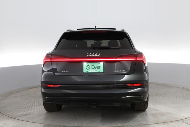 2021 Audi e-tron — photo 10 of 35