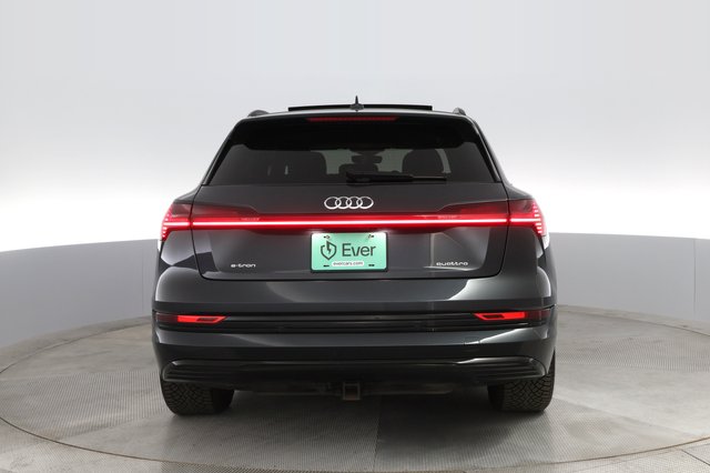 2021 Audi e-tron — photo 10 of 35