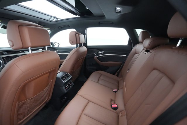 2021 Audi e-tron — photo 18 of 35