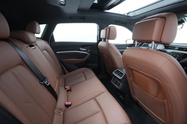 2021 Audi e-tron — photo 3 of 35