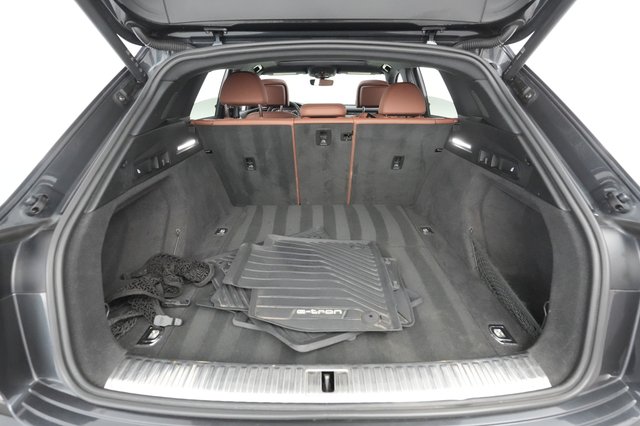 2021 Audi e-tron — photo 21 of 35