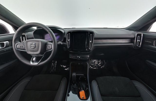 2023 Volvo XC40 Recharge — photo 16 of 34