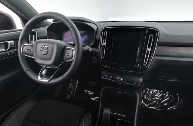 2023 Volvo XC40 Recharge — photo 3 of 34