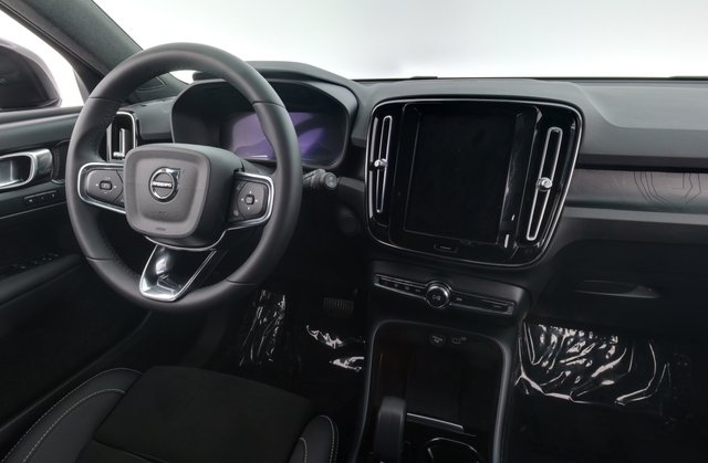 2023 Volvo XC40 Recharge — photo 3 of 34