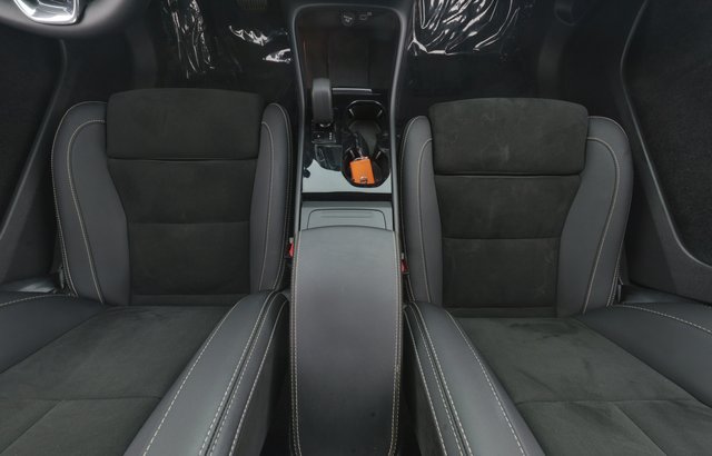 2023 Volvo XC40 Recharge — photo 17 of 34