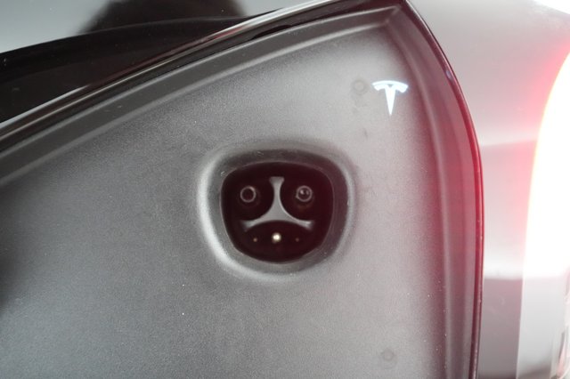 2022 Tesla Model S — photo 19 of 41