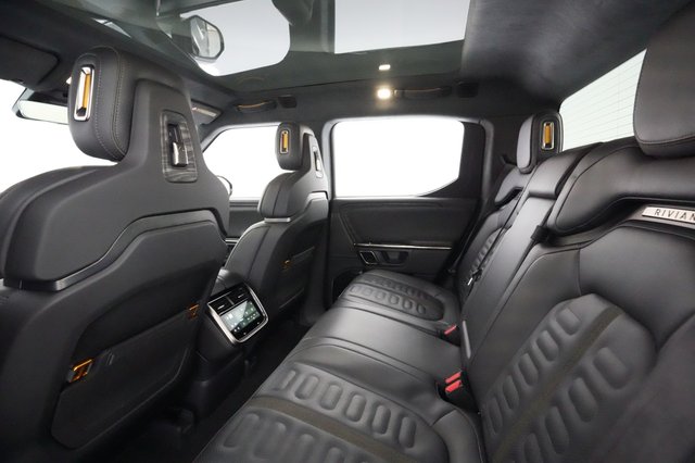 2022 Rivian R1T — photo 16 of 36