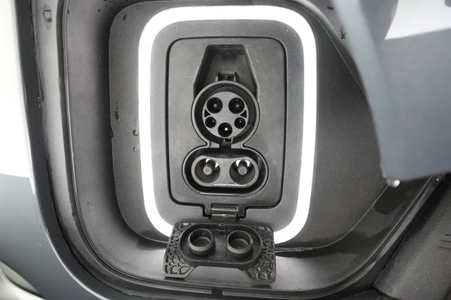 2022 Rivian R1T — photo 19 of 36
