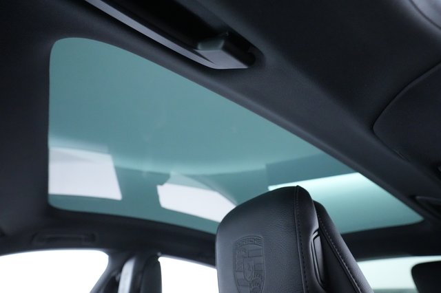 2021 Porsche Taycan — photo 18 of 29