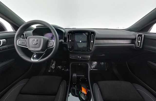 2023 Volvo XC40 Recharge — photo 16 of 28