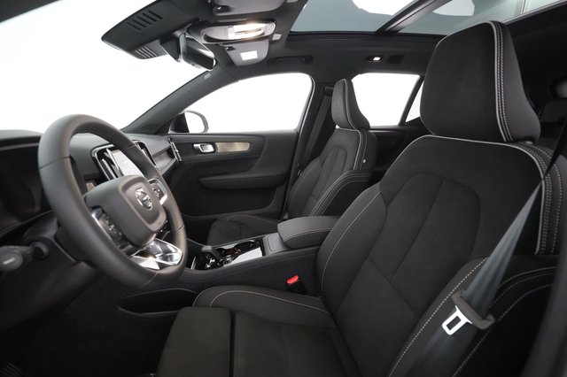 2023 Volvo XC40 Recharge — photo 18 of 28