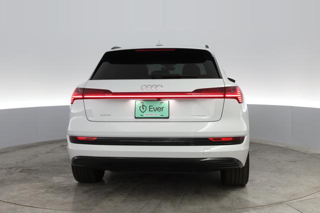 2022 Audi e-tron — photo 8 of 45