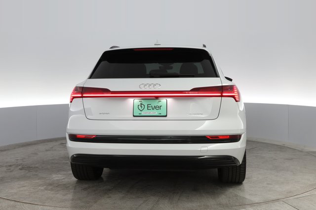 2022 Audi e-tron — photo 8 of 45