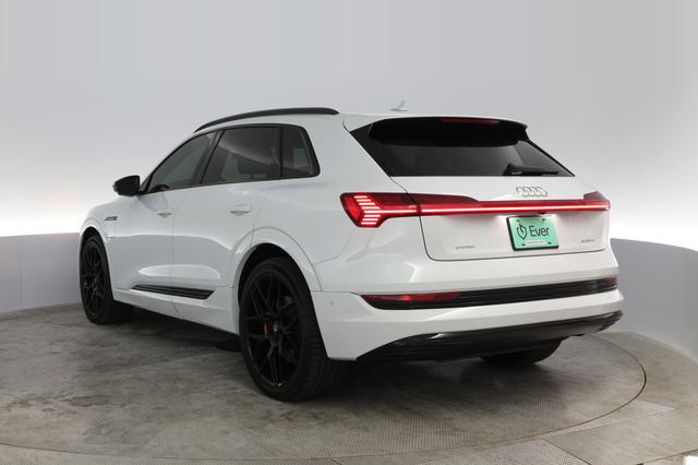 2022 Audi e-tron — photo 9 of 45