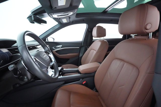 2022 Audi e-tron — photo 15 of 45