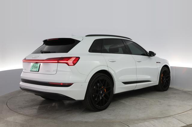 2022 Audi e-tron — photo 2 of 45