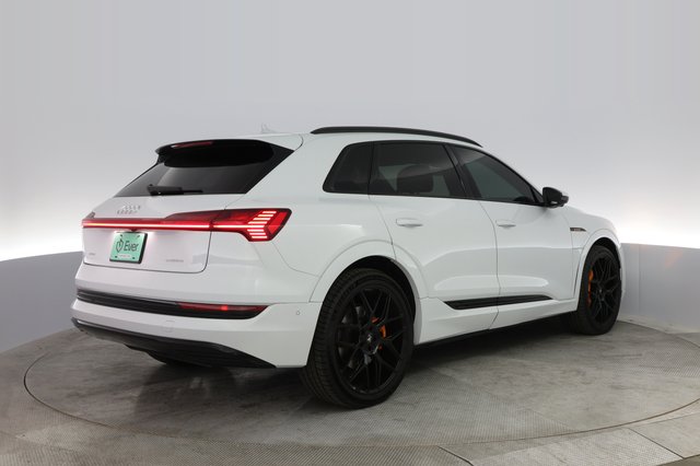 2022 Audi e-tron — photo 2 of 45