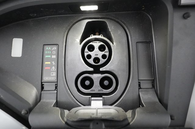 2022 Audi e-tron — photo 18 of 45