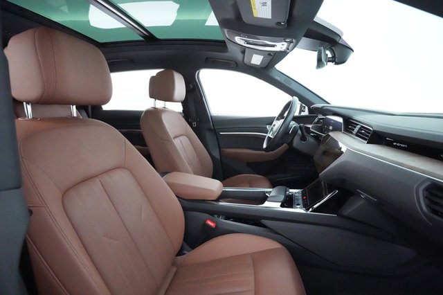 2022 Audi e-tron — photo 17 of 45