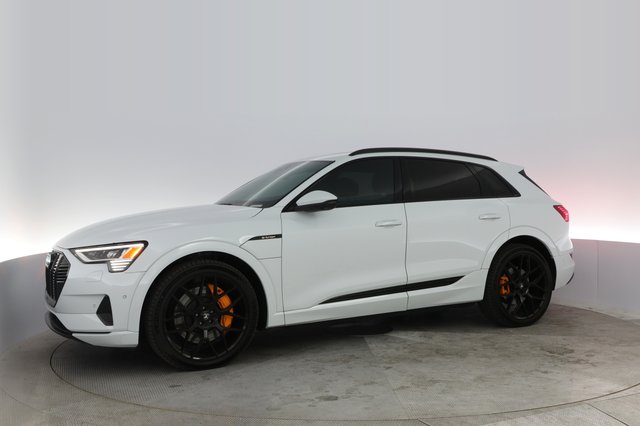 2022 Audi e-tron — photo 10 of 45