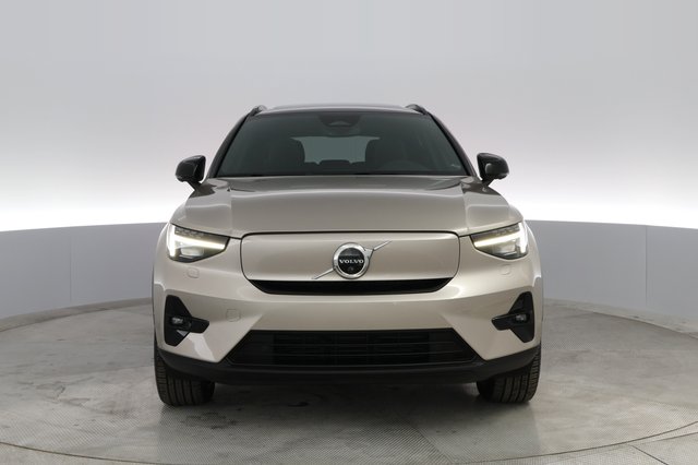 2023 Volvo XC40 Recharge — photo 6 of 29
