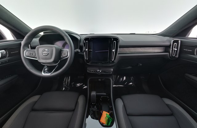 2023 Volvo XC40 Recharge — photo 16 of 29