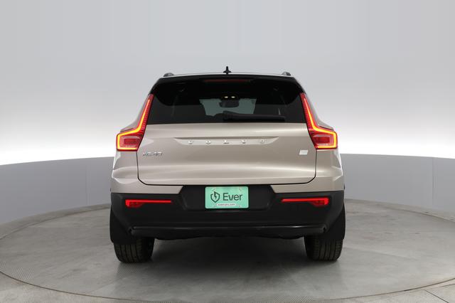 2023 Volvo XC40 Recharge — photo 9 of 29