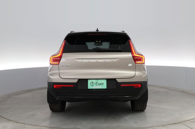 2023 Volvo XC40 Recharge — photo 9 of 29