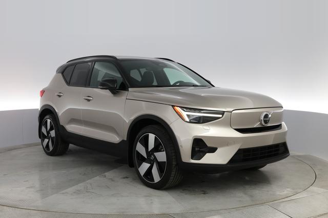 2023 Volvo XC40 Recharge — photo 7 of 29