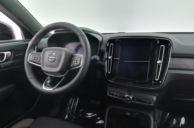 2023 Volvo XC40 Recharge — photo 3 of 29