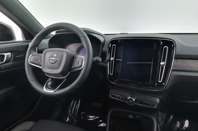 2023 Volvo XC40 Recharge — photo 3 of 29