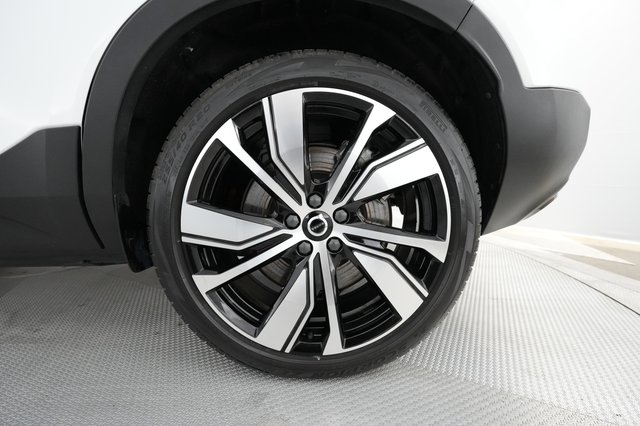 2021 Volvo XC40 Recharge — photo 14 of 40