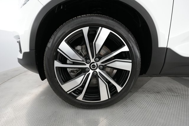 2021 Volvo XC40 Recharge — photo 13 of 40