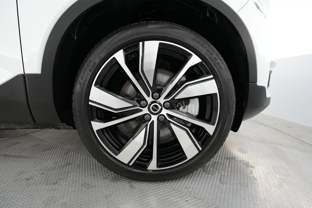 2021 Volvo XC40 Recharge — photo 15 of 40