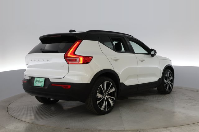 2021 Volvo XC40 Recharge — photo 2 of 40