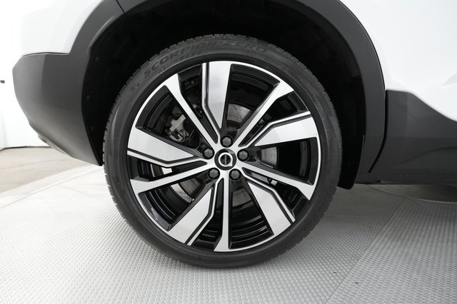 2021 Volvo XC40 Recharge — photo 16 of 40