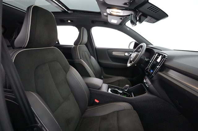 2021 Volvo XC40 Recharge — photo 19 of 40