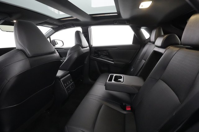 2023 Toyota bZ4X — photo 18 of 33