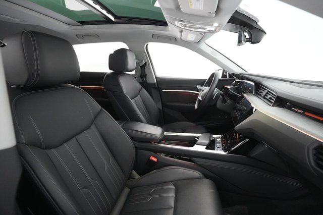 2021 Audi e-tron — photo 17 of 30