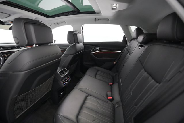 2021 Audi e-tron — photo 16 of 30