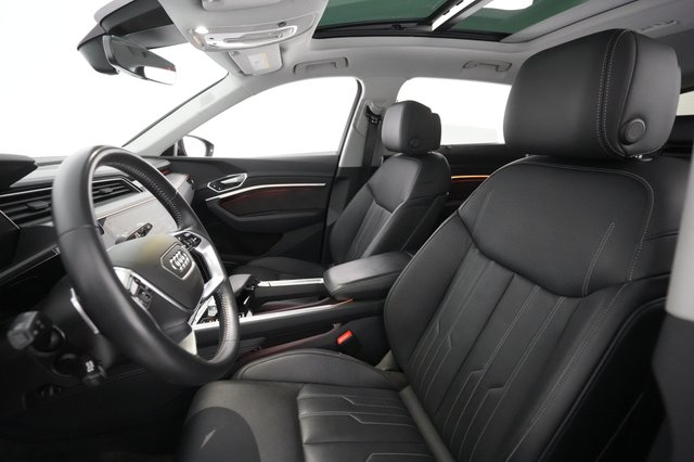 2021 Audi e-tron — photo 15 of 30